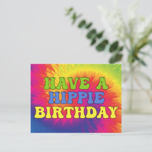 かわいい70年代のヒッピー誕生日絞り染めカラフルを持っている ポストカード (スタンド正面)