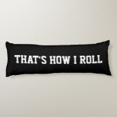 かわいい8本のボールマンガだよそ転がれが黒いベッド ボディピロー (裏面)