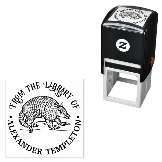 かわいい9帯のアルマジロ 図書館の本の名前 セルフインキングスタンプ (インサイチュ)