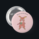 かわいい　イースター　はらぺこ　うさぎ　ベビーピンク 缶バッジ<br><div class="desc">Hungry & Sleepy Bunny（ハングリー＆スリーピーバニー）は小さな子供たちのかわいいしぐさを元にデザインされています。こちらは赤ちゃんが初めて立ったころの様子が描かれています。文章を変更したり背景色もお選びいただけます。そのほかのこのうさぎの商品もございます。Kids & More ColorfulのHungry & Sleepy Bunny Collectionをご覧ください。</div>