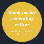 かわいい カスタム イエロー カップル シャワー お礼 ラウンドシール<br><div class="desc">鮮やかな黄色の「ありがとう」ステッカーで感謝をスタイリッシュに表現し、太字のタイポグラフィーとカスタマイズ可能なテキストが特徴です。好意袋の封印、ギフトボックスの個別化、イベントデコへの陽気なタッチの追加に最適で、結婚式、ブライズシャワー、またはあらゆる祝賀会に最適です。モダンなデザインと明るい色で、特別な日を共有してくれたゲストに感謝する、思いやりと実用的な方法です。</div>