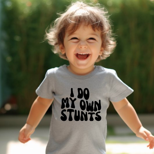 かわいい「スタントは自分でやる」少年 トドラーTシャツ