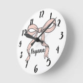 かわいい トレンディ ピンク リボン ぼう 黒で縁取りされた ラウンド壁時計 (傾斜)