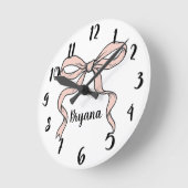 かわいい トレンディ ピンク リボン ボウズ ブラックアウトライン ラウンド壁時計 (傾斜)