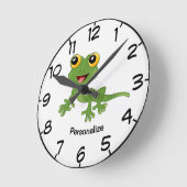 かわいい&ハッピーグリーンベビーGecko漫画パーソナライズ ラウンド壁時計 (傾斜)