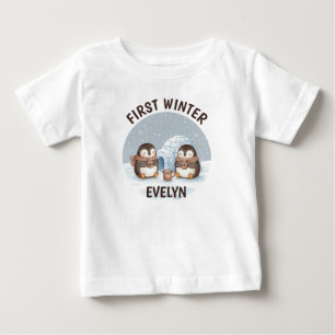 かわいい"ファーストウィンター"ペンギンの記念 ベビーTシャツ