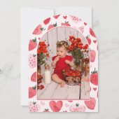 かわいい フォト ベリー ファースト バースデー 1歳の誕生日 招待状 (裏面)