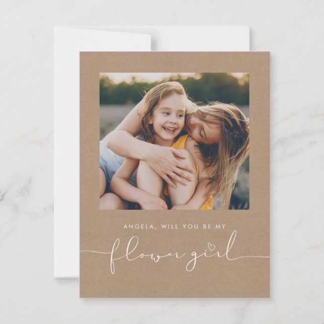 かわいい ミニマリストの 花嫁の花を運ぶ女の子への写真プロポーズ (正面)