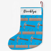 かわいい、ユーモアのあるハンマーと釘の漫画イラスト スモールクリスマスストッキング (裏面)