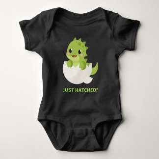 かわいい 孵化したての赤ちゃん恐竜 Tシャツ