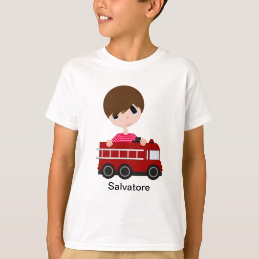 かわいい、普通消防車を持つ男の子 Tシャツ (正面)