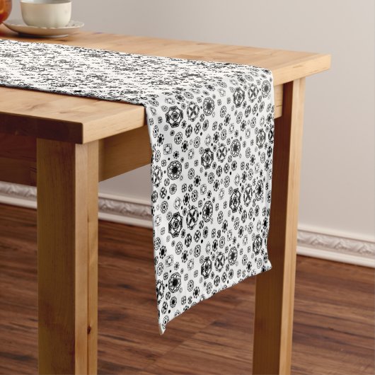 かわいい 黒 白 アラベスク 装飾 パターン ショートテーブルランナー (インサイチュ)