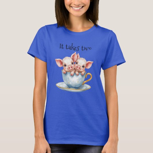 かわいい「It Takes Two」ティーカップの双子子豚 Tシャツ (正面)