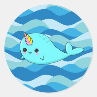 かわいいNarwhal on Blue Wavesステッカー ラウンドシール