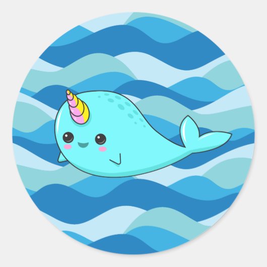 かわいいNarwhal on Blue Wavesステッカー ラウンドシール (正面)