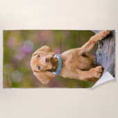 かわいいpuppyeyedハンガリー人のVizsla犬の子犬の写真。 ビーチタオル (正面)