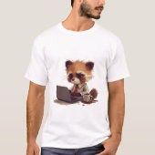 かわいいRed PandaがコーヒーSpiを搭載したノートパソコンで作業 Tシャツ (正面)