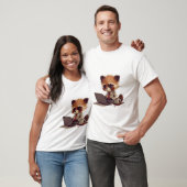 かわいいRed PandaがコーヒーSpiを搭載したノートパソコンで作業 Tシャツ (ユニセックス)