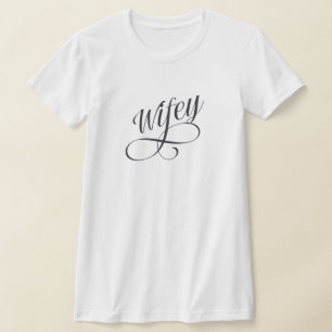 かわいいTシャツ(Wifey Cute Script) Tシャツ