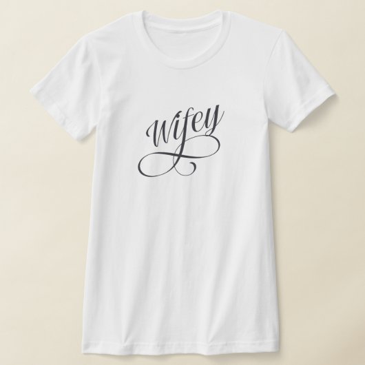 かわいいTシャツ(Wifey Cute Script) Tシャツ (レイダウン)