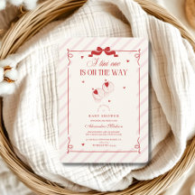 かわいいTini Oneは赤ちゃんシャワーの途中にある