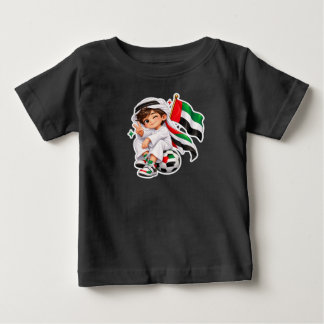 かわいいUAEフラグサッカー少年ベビーTシャツ – キッズドバイ ベビーTシャツ
