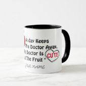 かわいおもしろいいドクターレッドアップルのジョークのパーソナライズされた名前 マグカップ (正面右)