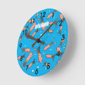 かわいおもしろいいピンクイカの漫画柄 ラウンド壁時計 (傾斜)