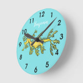 かわいおもしろいい葉状の海龍漫画イラストレーション ラウンド壁時計 (傾斜)