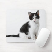 かわいくおもしろいな毛皮で覆われた子ネコの白黒猫 マウスパッド (マウス)