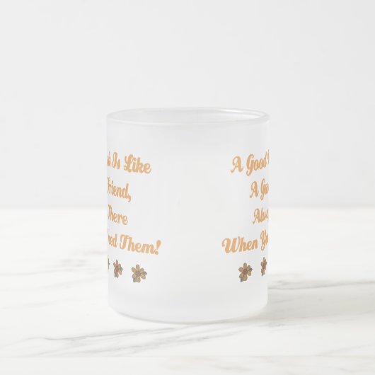 かわいくよい本はよい友人のTシャツです フロストグラスマグカップ (中央)