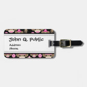 かわいくガーリーなピンクのソックスは黒の女の子をまねます ラゲッジタグ (正面横)