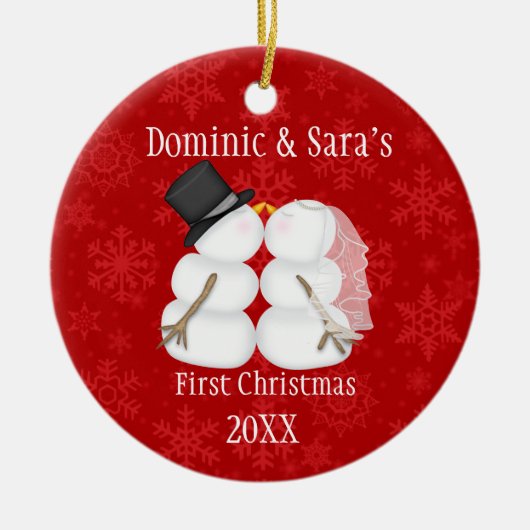 かわいくキスをするな雪だるまの初めてのクリスマスのオーナメント セラミックオーナメント (正面)