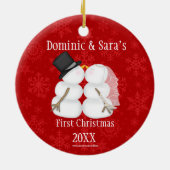 かわいくキスをするな雪だるまの初めてのクリスマスのオーナメント セラミックオーナメント (裏面)