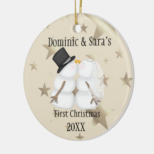 かわいくキスをするな雪だるまの初めてのクリスマスのオーナメント セラミックオーナメント (左)