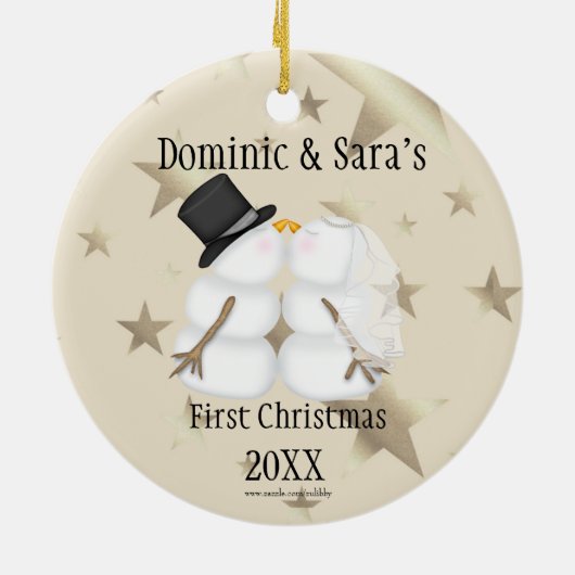 かわいくキスをするな雪だるまの初めてのクリスマスのオーナメント セラミックオーナメント (裏面)