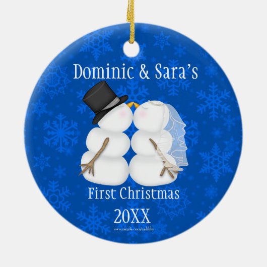 かわいくキスをするな雪だるまの初めてのクリスマスのオーナメント セラミックオーナメント (裏面)