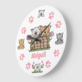 かわいくパーソナライズな子ネコ、猫および足のプリント ラージ壁時計 (傾斜)