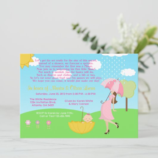 かわいくモダンなお母さんおよび女の赤ちゃんのベビーは振りかけます 招待状 (スタンド正面)