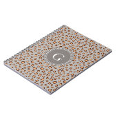 かわいく多彩なオレンジ茶色のチータのプリントのモノグラム ノートブック (左側)