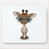 かわいく好奇心が強いベビーのキリンの身に着けているガラス マウスパッド (正面)