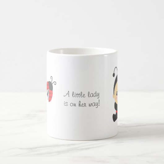 かわいく小さいてんとう虫の女の赤ちゃん コーヒーマグカップ (中央)