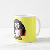 かわいく小さいアニメの本の虫のペンギン コーヒーマグカップ (正面右)