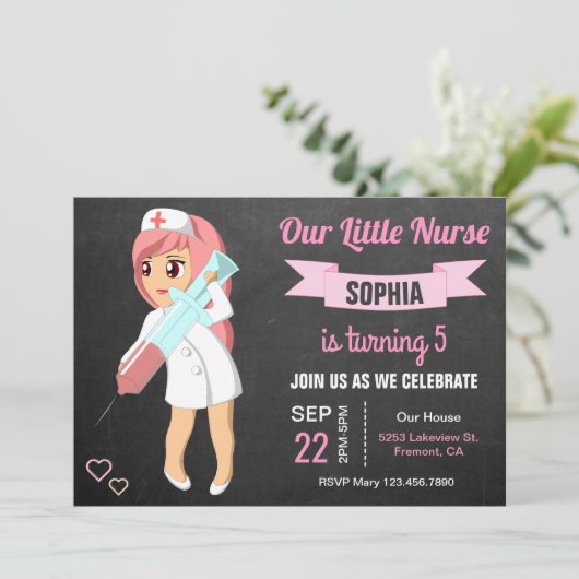 かわいく小さいナースの女の子の誕生日のパーティの招待状 招待状 (スタンド正面)