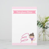 かわいく小さい体育専門家の女の子およびリボンの体操 便箋 (スタンド正面)