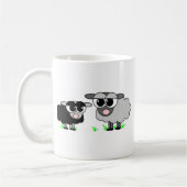 かわいく小さい厄介ものおよびBigGrayのヒツジ コーヒーマグカップ (左)