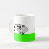 かわいく小さい厄介もの及び大きい灰色のヒツジのマグ コーヒーマグカップ (正面左)