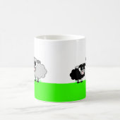 かわいく小さい厄介もの及び大きい灰色のヒツジのマグ コーヒーマグカップ (中央)