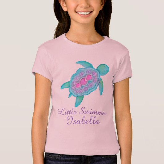 かわいく小さい泳ぐ人の女の子は水のカメのTシャツを飾ります Tシャツ (正面)