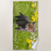 かわいく柔らかいアカギツネのキットのカブスの野生のベビー動物の写真 ビーチタオル (正面)